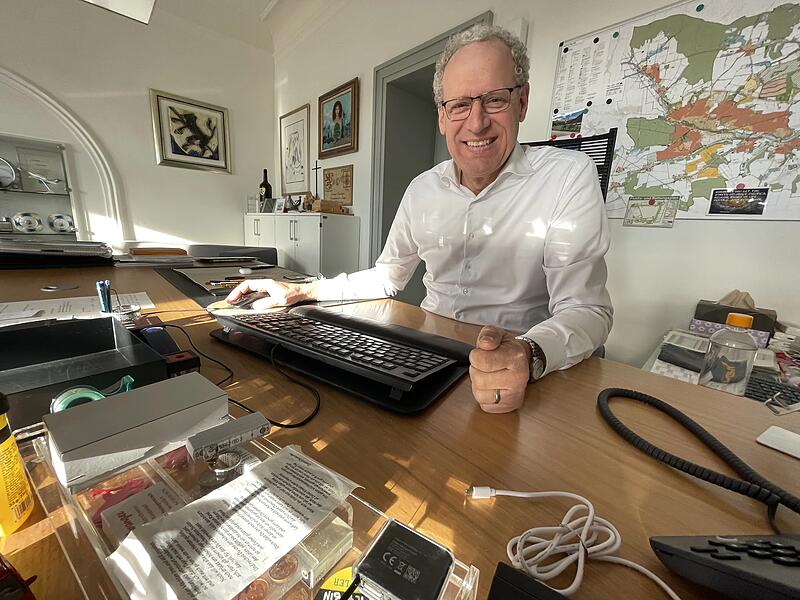 Seit 2008 lenkt German Hacker (SPD) als B&uuml;rgermeister die Geschicke Herzogenaurachs. Bei seiner t&auml;glichen Arbeit begleitet ihn ein Gedicht von Dietrich Bonhoeffer, das auf seinem Schreibtisch liegt.