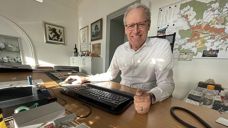 Seit 2008 lenkt German Hacker (SPD) als B&uuml;rgermeister die Geschicke Herzogenaurachs. Bei seiner t&auml;glichen Arbeit begleitet ihn ein Gedicht von Dietrich Bonhoeffer, das auf seinem Schreibtisch liegt.