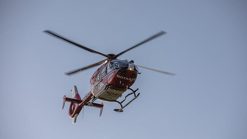 Rettungshubschraubereinsatz in Adelsdorf: Motorradfahrer kracht in Pferd Rettungshubschrauber, schwerer Unfall, Verkehrsunfall, Symbol