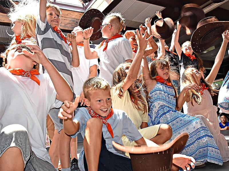 Die Klasse 3b kam mit ihrem Line Dance beim Publikum gut an Die Klasse 3b kam mit ihrem Line Dance beim Publikum gut an