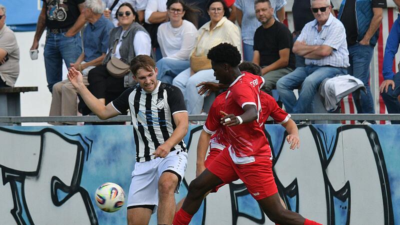 Der Kronacher Youssouf Samoura (rechts) spitzelt den Ball vom Fu&szlig; des Burgkunstadters Julian Willnecker.
