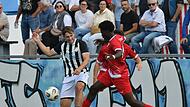 Der Kronacher Youssouf Samoura (rechts) spitzelt den Ball vom Fuß des Burgkunstadters Julian Willnecker. Der Kronacher Youssouf Samoura (rechts) spitzelt den Ball vom Fuß des Burgkunstadters Julian Willnecker.