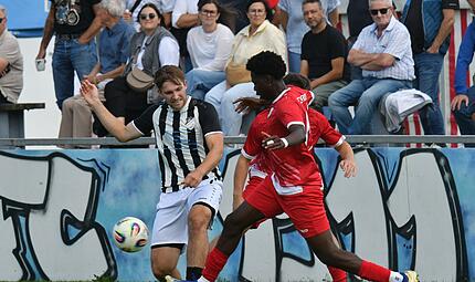 Der Kronacher Youssouf Samoura (rechts) spitzelt den Ball vom Fu&szlig; des Burgkunstadters Julian Willnecker.