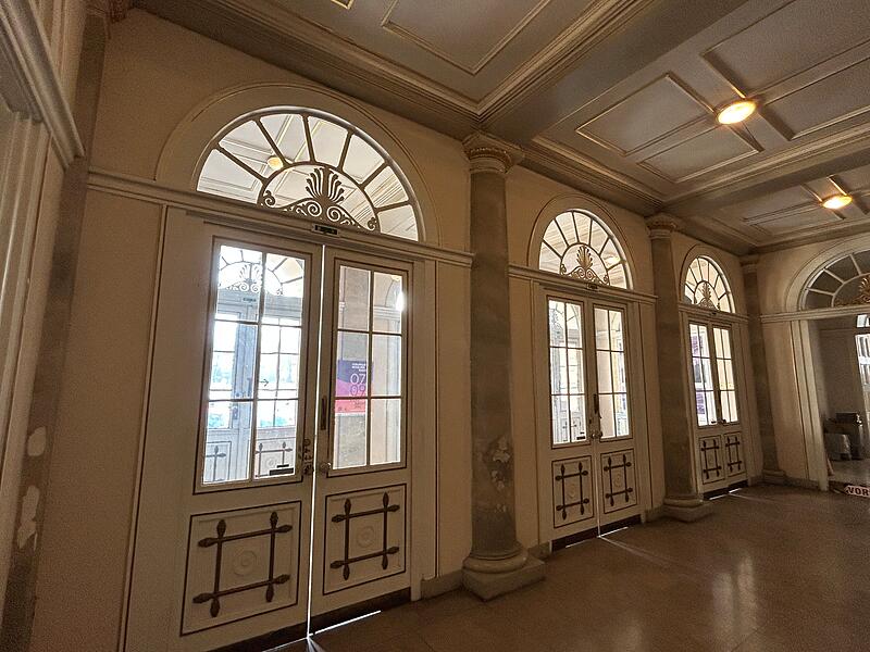 Auf dem Weg zum Lost Place? Das Landestheater Coburg steht seit Mitte 2023 leer und wartet auf seine Sanierung.