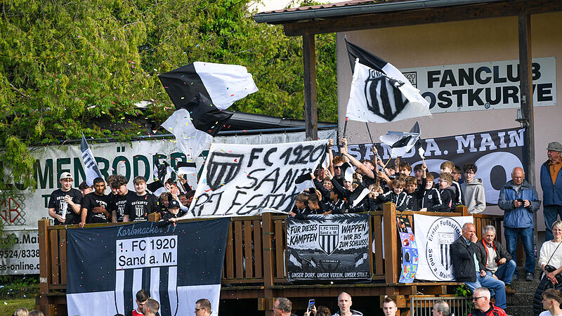 Relegation zur Landesliga: Der FC Sand (wei&szlig;e Trikots) entschied das Derby gegen die DJK Dampfach vor knapp 1800 Zuschauern mit 1:0 f&uuml;r sich.