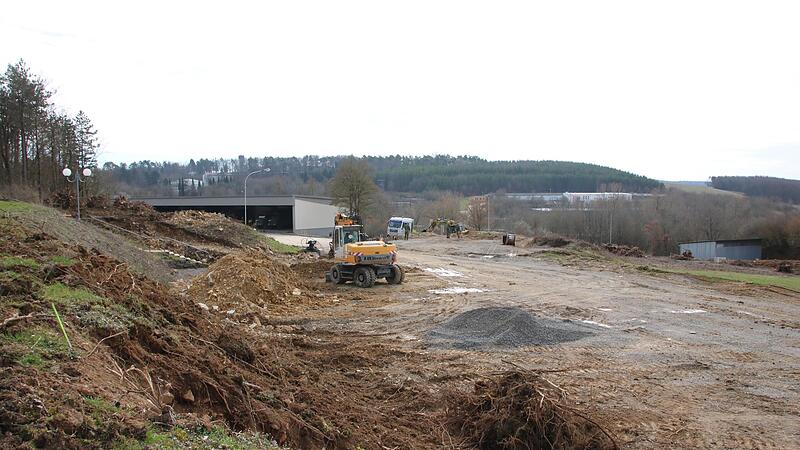 Arbeiter der Firma Stolz bereiten aktuell das Baufeld für die neue Hallen-Schießanlage vor. Das Gebäude soll unter anderem den Schießlärm reduzieren.