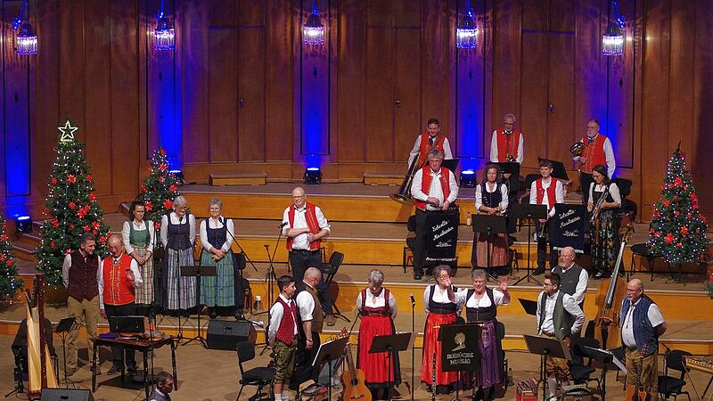 Am Ende gab es herzlichen Applaus f&uuml;r alle, die sich auf der B&uuml;hne des Max-Littmann-Saals versammelten.