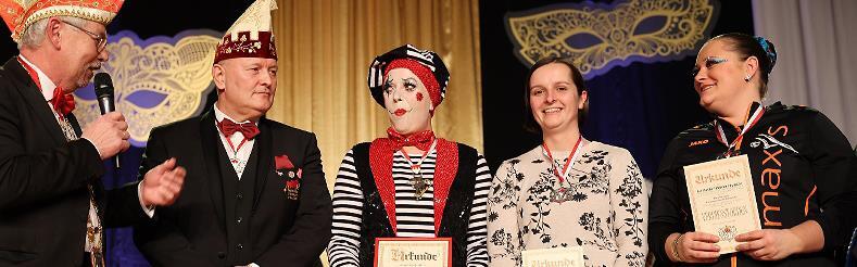 Dickes Lob vom Pr&auml;sidenten der Faschingsgesellschaft Stadtsteinach, Andy Sesselmann, und von Klaus Wicklein vom Fastnachtsverband Franken: Carmen Matthes, Saskia Matysiak und Mona Buchwald bringen insgesamt 86 Jahre ehrenamtliches Engagement f&uuml;r d...