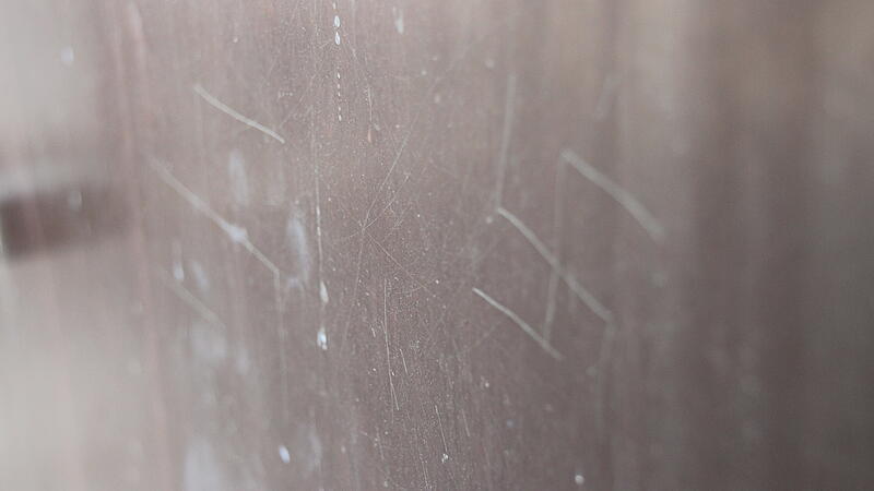 Diese Hakenkreuze wurden an die Gemeindet&uuml;r der Kirchengemeinde Johanneskirche in Coburg-West eingeritzt.