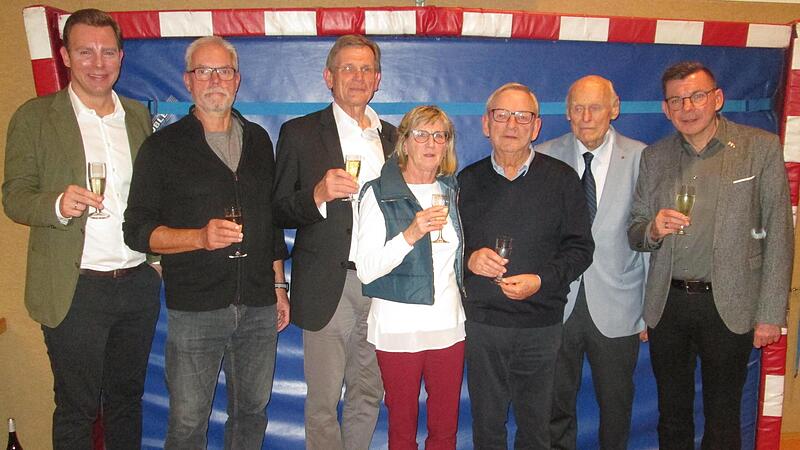 Zum 30. gemeinsamen Geburtstag des Großvereins TV/DJK Hammelburg gratulierten (von links) Martin Wende, Dietmar Schreiner (stellvertretend für seine Eltern Steffi und Anton), Willy Willeke, die beiden Moderatoren Irma Sell und Manfred Kohaupt, Win...