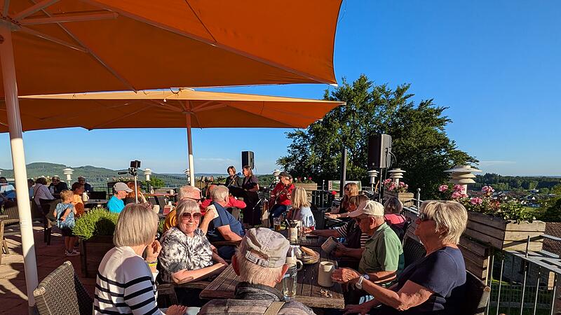 Das Publikum genoss die Musik mit Blick &uuml;ber die Rh&ouml;n. Im Hintergrund Klaus Beck und seine Mitstreiter auf der kleinen B&uuml;hne.
