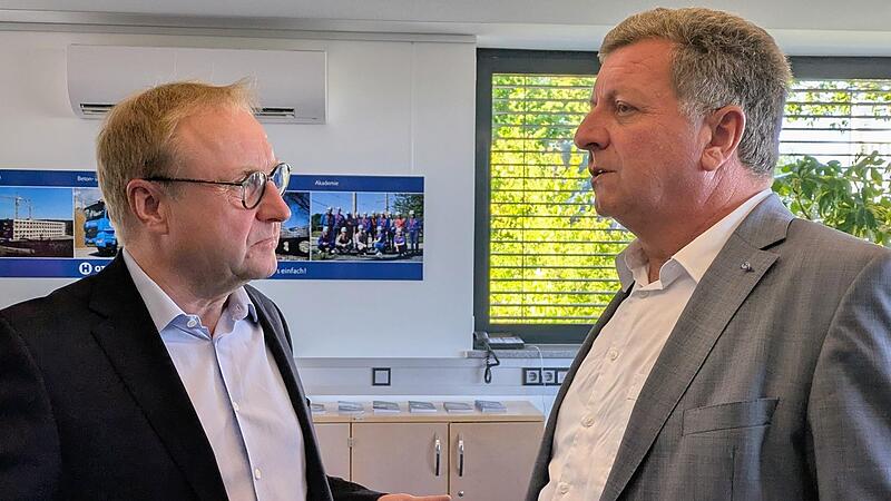 Bauunternehmer Peter Heil, Inhaber der Firma Otto Heil, im Gespräch mit Bayerns Bauminister Christian Bernreiter (CSU). Bauunternehmer Peter Heil, Inhaber der Firma Otto Heil, im Gespräch mit Bayerns Bauminister Christian Bernreiter (CSU).