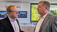 Bauunternehmer Peter Heil, Inhaber der Firma Otto Heil, im Gespräch mit Bayerns Bauminister Christian Bernreiter (CSU).