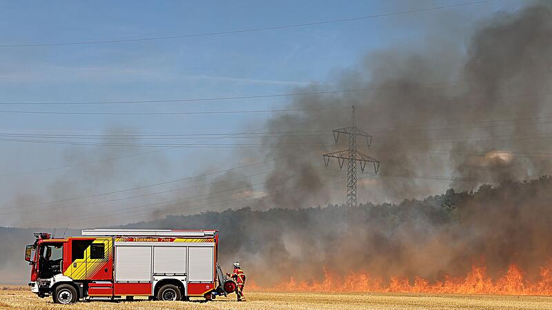 Brand auf Stoppelacker