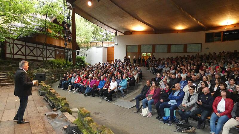 Landrat Klaus Peter Söllner begrüßt die über 500 „Ehrenamtler“ auf der Naturbühne.