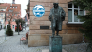 Hans Suess von Kulmbach steht neben der Sparkasse auf dem Marktplatz