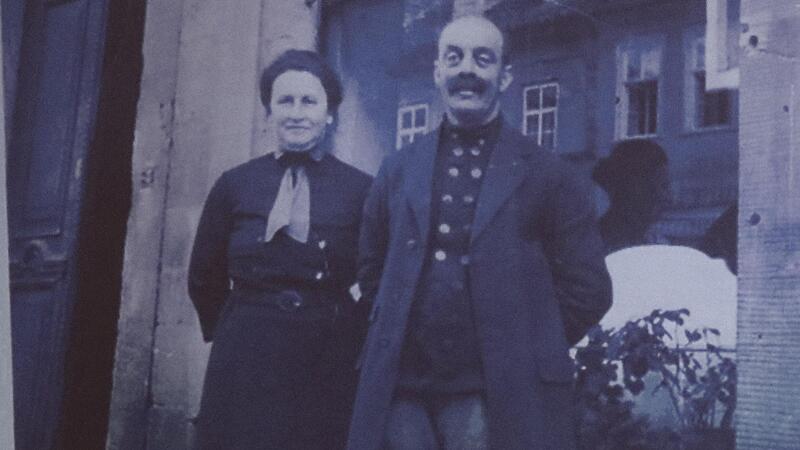 Selma und Max Tannenbaum vor ihrer Metzgerei.