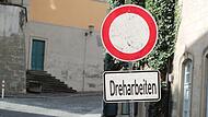 Der Zugang zum Bamberger Domplatz über die Karolinenstraße ist derzeit gesperrt, weil die historische Kulisse für Dreharbeiten zur „Sisi“-Serie genutzt wird.