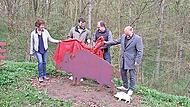 Im Bild enth&uuml;llen (von links) die Vorsitzende des Heimatvereins, Martina Roth, Lorenz Rothmann (Schweinfurter Oberland), Thomas Mauer (Planer und Konstrukteur) sowie B&uuml;rgermeister Matthias Klement die Silhouette aus Stahl.