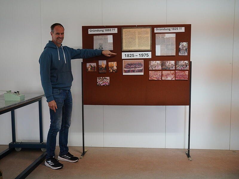 Markus Böckl, Jugendleiter der Luftgewehrschützen erklärt, was der Verein in Mühlhausen zur Geschichte recherchiert hat.