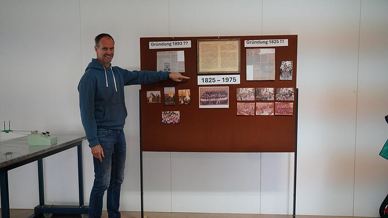 Markus Böckl, Jugendleiter der Luftgewehrschützen erklärt, was der Verein in Mühlhausen zur Geschichte recherchiert hat.