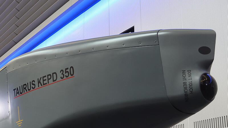 Ausstellungsst&uuml;ck eines Taurus KEPD 350 Marschflugk&ouml;rpers im Showroom des R&uuml;stungsunternehmens MBDA in Schrobenhausen