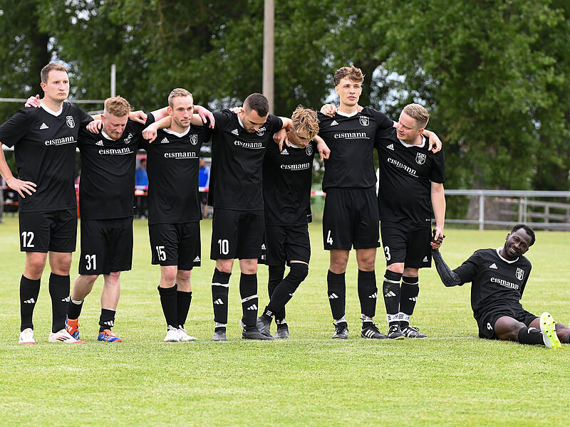 FC Knetzgau vs. Turkiyemspor sv-12, Dürrfeld, Sportgelände DürrfeldRelegation Schweinfurt 29. Mai Der FC Knetzgau (schwarze Trikots) unterlag Turkiyemspor SV-12 Schweinfurt nach Elfmeterschießen mit 6:7.