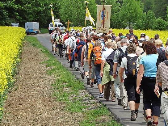 Eine Autofahrerin legte sich mit dem Sicherheitsposten bei einer Wallfahrt an und fuhr ihn über den Haufen. Dafür musste sie sich jetzt vor Gericht verantworten. Eine Autofahrerin legte sich mit dem Sicherheitsposten bei einer Wallfahrt an und fuhr ihn über den Haufen. Dafür musste sie sich jetzt vor Gericht verantworten.