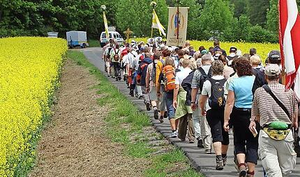 Eine Autofahrerin legte sich mit dem Sicherheitsposten bei einer Wallfahrt an und fuhr ihn &uuml;ber den Haufen. Daf&uuml;r musste sie sich jetzt vor Gericht verantworten.