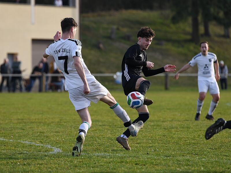 Oliver Schwemmler (links) vom TSV Zell/Ebersberg und der Oberthereser Malik Cetinkaya gehen zum Ball.