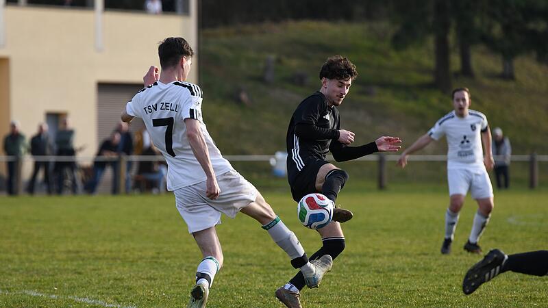 Oliver Schwemmler (links) vom TSV Zell/Ebersberg und der Oberthereser Malik Cetinkaya gehen zum Ball.