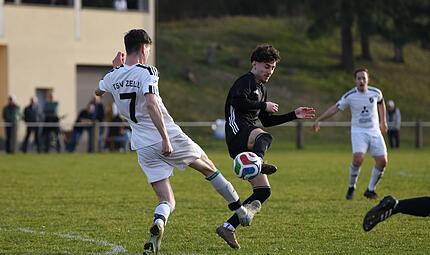 Oliver Schwemmler (links) vom TSV Zell/Ebersberg und der Oberthereser Malik Cetinkaya gehen zum Ball.