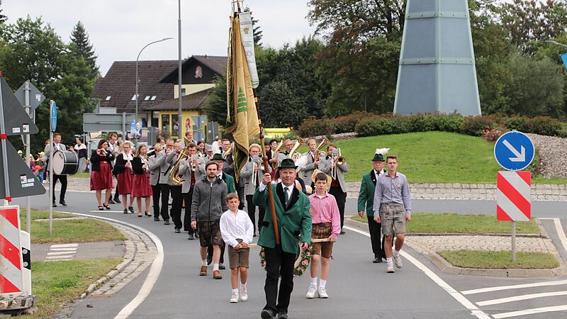 Mit der Fahne voraus ging es zum Festplatz. Mit der Fahne voraus ging es zum Festplatz.