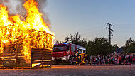 Lange Nacht der Feuerwehr: Knapp 200 Menschen sehen den Reuther Feuerwehrleuten staunend dabei zu, wie sie eine brennende Hütte löschen.