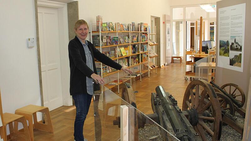 Die Kanonen aus dem Drei&szlig;igj&auml;hrigen Krieg haben einen Schutz aus Plexiglas bekommen.  Der Weg der B&uuml;cherei-Besucher f&uuml;hrt nun im Nordjura-Museum an ihnen vorbei. Andrea G&ouml;ldner  leitet in Weismain beide Einrichtungen.