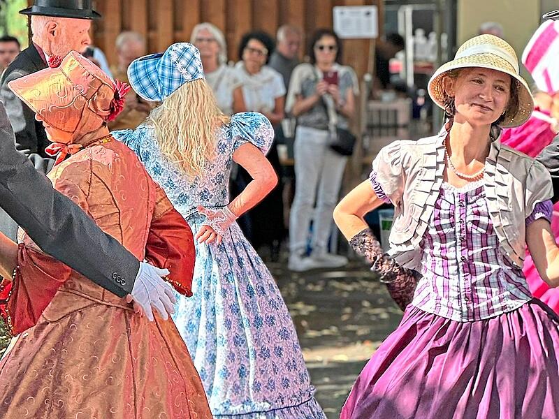 T&auml;nze aus der Zeit des Biedermeier werden vorgef&uuml;hrt.