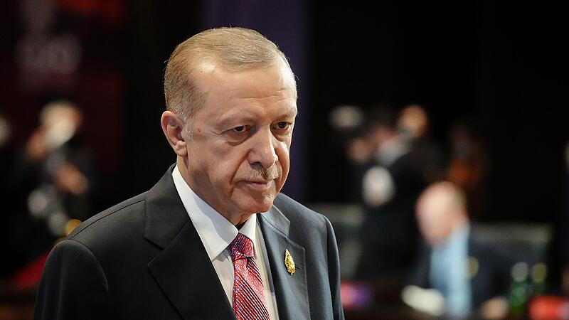 Der t&uuml;rkische Pr&auml;sident Recep Tayyip Erdogan will sich bei den Wahlen am 14. Mai eine dritte Amtszeit als Staatschef sichern. Inzwischen sieht es aber alles andere als gut f&uuml;r ihn aus.
