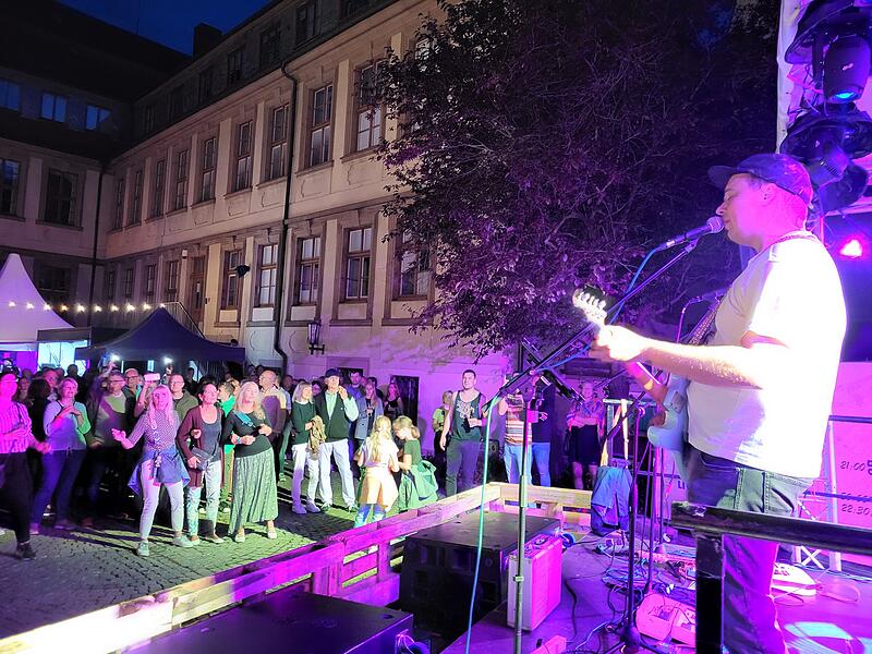 TSHB spielt im Innenhof des Rathauses.