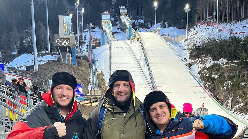 Vor Ort an der Olympischen Skisprung-Schanze in Predazzo: Florian Eberth, Benjamin Stottele und Nico G&uuml;nther (von links)