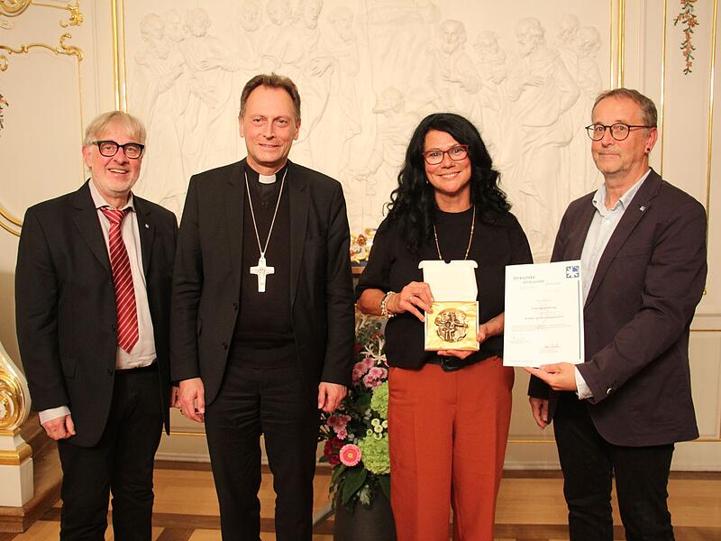 Mit der Preisträgerin Maria Döring aus Neunkichen am Brand (2.v.r.) freuen sich (v.l.) Norbert Jungkunz von der Arbeitnehmerpastoral, Erzbischof Herwig Gössl und Betriebsseelsorger Martin Plentinger.Forchheim & Fränkische Schweiz Mit der Preisträgerin Maria Döring aus Neunkichen am Brand (2.v.r.) freuen sich (v.l.) Norbert Jungkunz von der Arbeitnehmerpastoral, Erzbischof Herwig Gössl und Betriebsseelsorger Martin Plentinger.