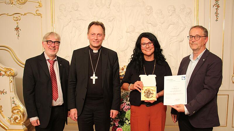 Mit der Preisträgerin Maria Döring aus Neunkichen am Brand (2.v.r.) freuen sich (v.l.) Norbert Jungkunz von der Arbeitnehmerpastoral, Erzbischof Herwig Gössl und Betriebsseelsorger Martin Plentinger.