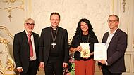 Mit der Preisträgerin Maria Döring aus Neunkichen am Brand (2.v.r.) freuen sich (v.l.) Norbert Jungkunz von der Arbeitnehmerpastoral, Erzbischof Herwig Gössl und Betriebsseelsorger Martin Plentinger.Forchheim & Fränkische Schweiz Mit der Preisträgerin Maria Döring aus Neunkichen am Brand (2.v.r.) freuen sich (v.l.) Norbert Jungkunz von der Arbeitnehmerpastoral, Erzbischof Herwig Gössl und Betriebsseelsorger Martin Plentinger.