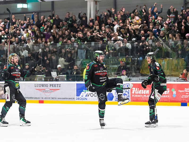 Da jubelt die Gr&uuml;ne H&ouml;lle in H&ouml;chstadt. Anton Seewald (Mitte) sollte eigentlich in dieser Saison verletzungsbedingt nicht mehr zum Einsatz kommen. Er schoss das dritte Tor seiner Alligators gegen F&uuml;ssen.