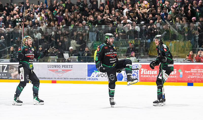 Da jubelt die Gr&uuml;ne H&ouml;lle in H&ouml;chstadt. Anton Seewald (Mitte) sollte eigentlich in dieser Saison verletzungsbedingt nicht mehr zum Einsatz kommen. Er schoss das dritte Tor seiner Alligators gegen F&uuml;ssen.