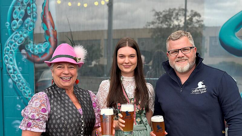 Daniela Reinfelder, Vorsitzende des B&uuml;rgervereins Gaustadt, mit Kerwa-Madla Eveline und Festwirt Florian M&uuml;ller (Ah&ouml;rnla)