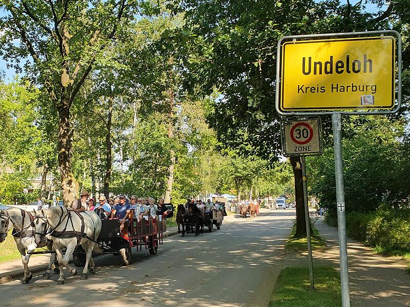 Pferdekutschen sind in den Heide-Dörfern das beliebteste Fortbewegungsmittel.