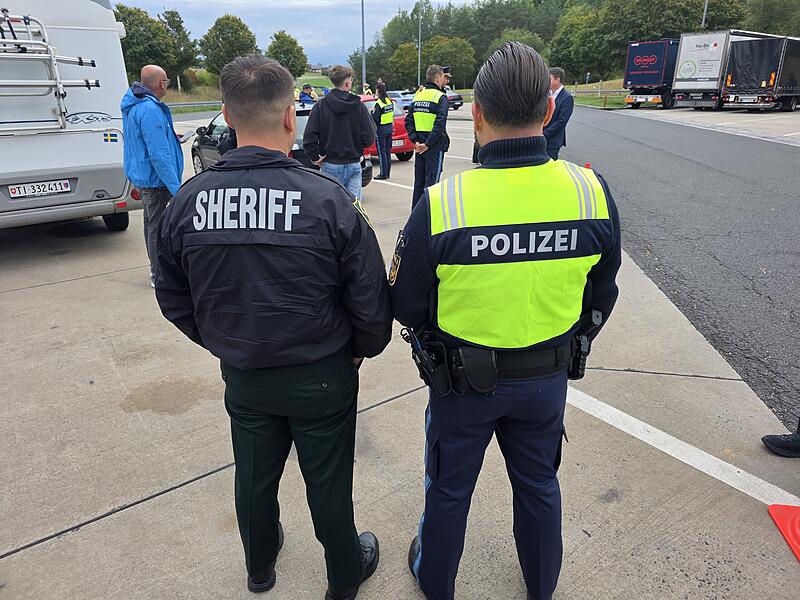 Ein Sheriff auf einer unterfränkischen Autobahn  hat wohl Seltenheitswert. Der Mann aus Florida unterstützte die Kollegen und Kolleginnen bei der Drogengroßkontrolle an der A7.
