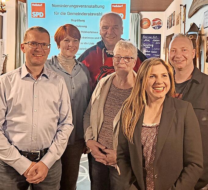 Die Kandidierenden der SPD in Heßdorf heißen Jürgen Wölfel, Christine Schieb, Peter Hofmann, Christiane Brenner (v. l.), Alexander von Hof und zu Besuch ist Landratskandidatin Claudia Belzer (2. v. r.).