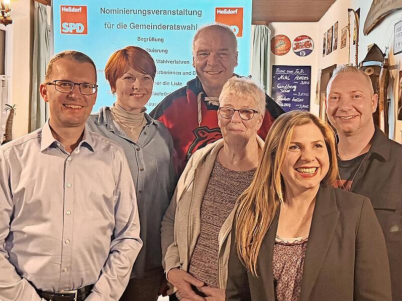 Die Kandidierenden der SPD in He&szlig;dorf hei&szlig;en J&uuml;rgen W&ouml;lfel, Christine Schieb, Peter Hofmann, Christiane Brenner (v. l.), Alexander von Hof und zu Besuch ist Landratskandidatin Claudia Belzer (2. v. r.).