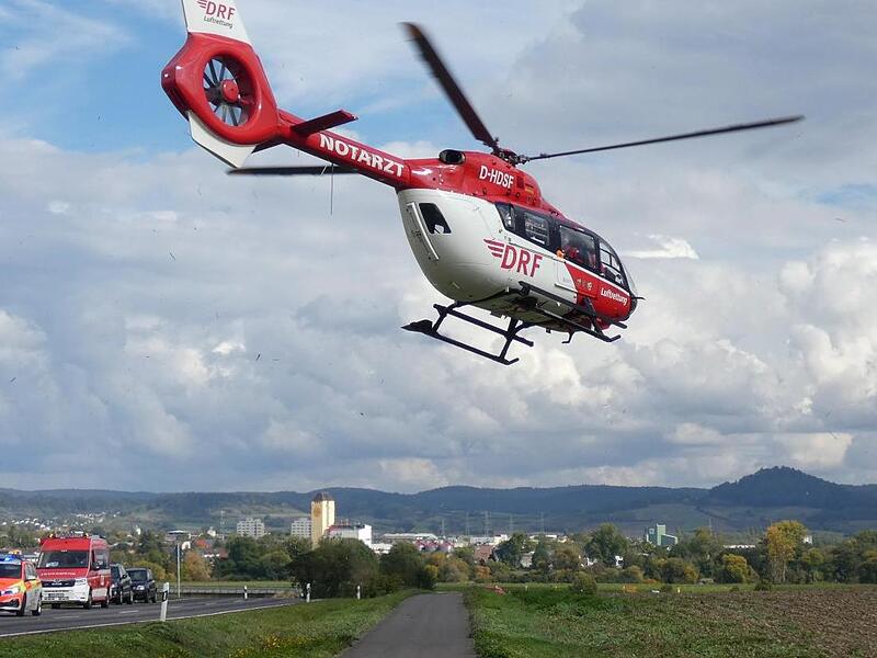Ein Rettungshubschrauber fliegt Patienten von einem Unfall zur Uniklinik in Erlangen. Drohnen gefährden ihre Flüge.